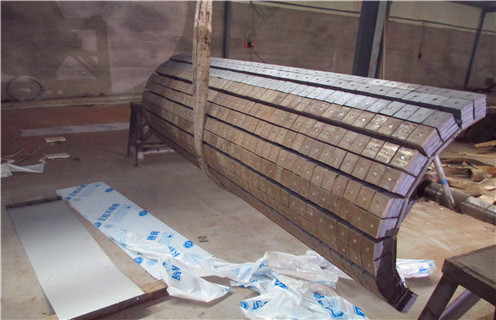 輥磨磁選機(jī)，水泥輥壓磁選機(jī)廠家解決您的破碎問(wèn)題_單傳動(dòng)輥壓磁選機(jī)打開新的破碎天地磁場(chǎng)一般為多少_磁塊如何排列