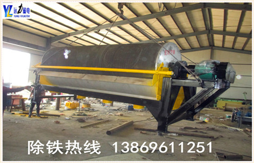 永磁筒式磁選機(jī)多少錢(qián),永磁筒式磁選機(jī)在磁性物質(zhì)的選別中占據(jù)著重要的地位,是選別磁鐵礦的關(guān)鍵設(shè)備.很多選礦廠都必備永磁筒式設(shè)備,主要是因?yàn)樗墓ぷ餍矢?質(zhì)量可靠物美價(jià)廉.