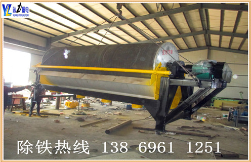 CTB永磁筒式磁選機(jī)的組成 CTB永磁筒式磁選機(jī)由永磁圓筒.槽體.均勻布料器.機(jī)架.傳動(dòng)裝置.磁系調(diào)整裝置.精礦槽.尾礦槽等組成,針對(duì)大磁包角設(shè)計(jì)的特殊結(jié)構(gòu)槽體設(shè)置了進(jìn)礦口.溢流口.粗顆粒排出孔.精礦口以及精礦漂洗水管.在卸礦區(qū)域設(shè)置噴淋管, 可減少精礦夾雜,提高精礦品位.礦漿從溢流口排出后沿軸向均勻分布, 特別設(shè)置的篩板又能避免粗顆粒及雜物進(jìn)入槽體 二.CTB永磁筒式磁選機(jī)價(jià)格影響因素 永磁筒式設(shè)備大大提高了磁選機(jī)的處理能力, 為新建或改擴(kuò)建大型鐵礦選礦廠的設(shè)備選型提供了更多的選擇.筒式磁選機(jī)比較價(jià)格比較便宜,幾千到幾萬(wàn)的都有,根據(jù)處理量的不同來(lái)具體定價(jià).
