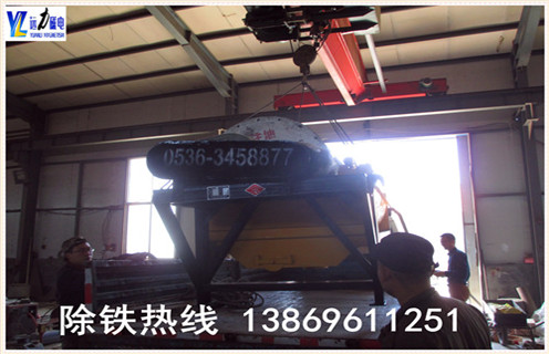2.遠力磁電專業(yè)生產(chǎn)各種設(shè)備 干式磁選機,濕式磁選機,赤鐵礦磁選機,褐鐵礦磁選機,鏡鐵礦磁選機,錳礦磁選機等.擁有精良的加工設(shè)備,雄厚的科研力量,先進的工藝編排和現(xiàn)代化的管理,是磁選機設(shè)備定點生產(chǎn)企業(yè).我們?yōu)榭蛻籼峁﹥?yōu)質(zhì)的售前技術(shù)服務(wù),認真介紹各種設(shè)備的技術(shù)特點.要求及用途,為客戶提供詳盡的設(shè)備配置和合理的報價,在保證質(zhì)量的前提下盡量降低客戶的投資成本.我廠有各類小型磁選機試驗設(shè)備,可為用戶免費做選礦試驗.